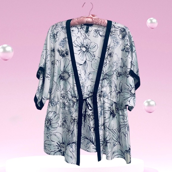 SOMA SILK KIMONO ROBE BLACK AND WHITE FLORAL KIMONO ROBE COVERUP - Picture 1 of 11